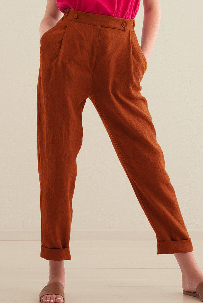 High-waisted rust-colored trousers with pockets, made of linen and cotton blend, casual style