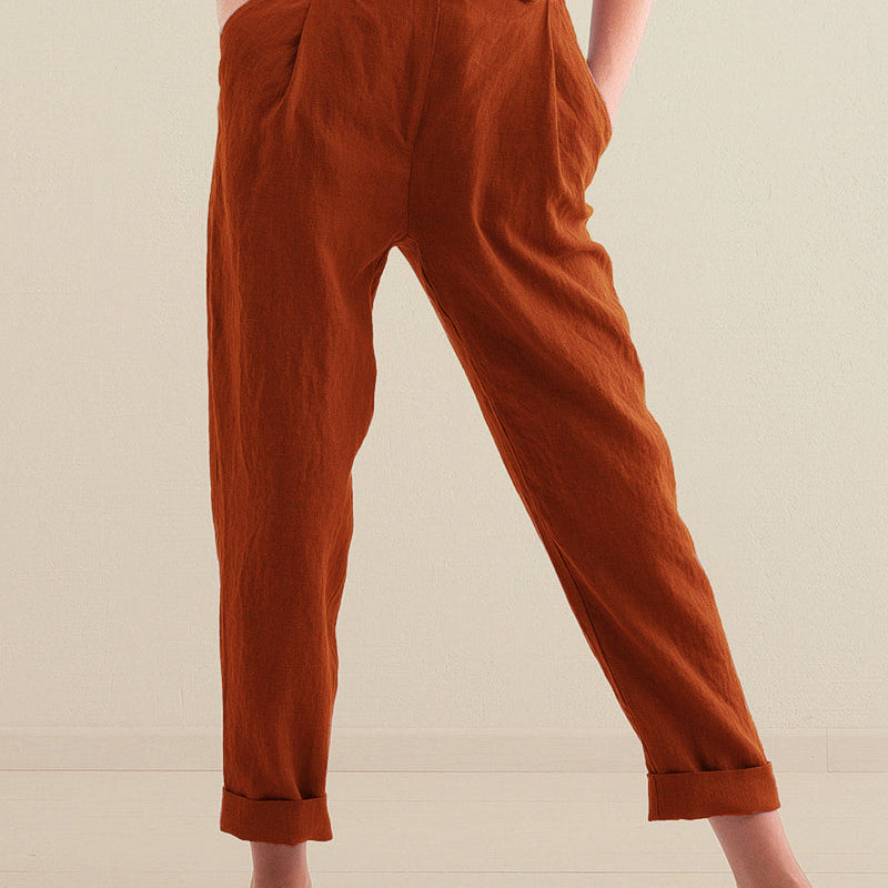 High-waisted rust-colored trousers with pockets, made of linen and cotton blend, casual style
