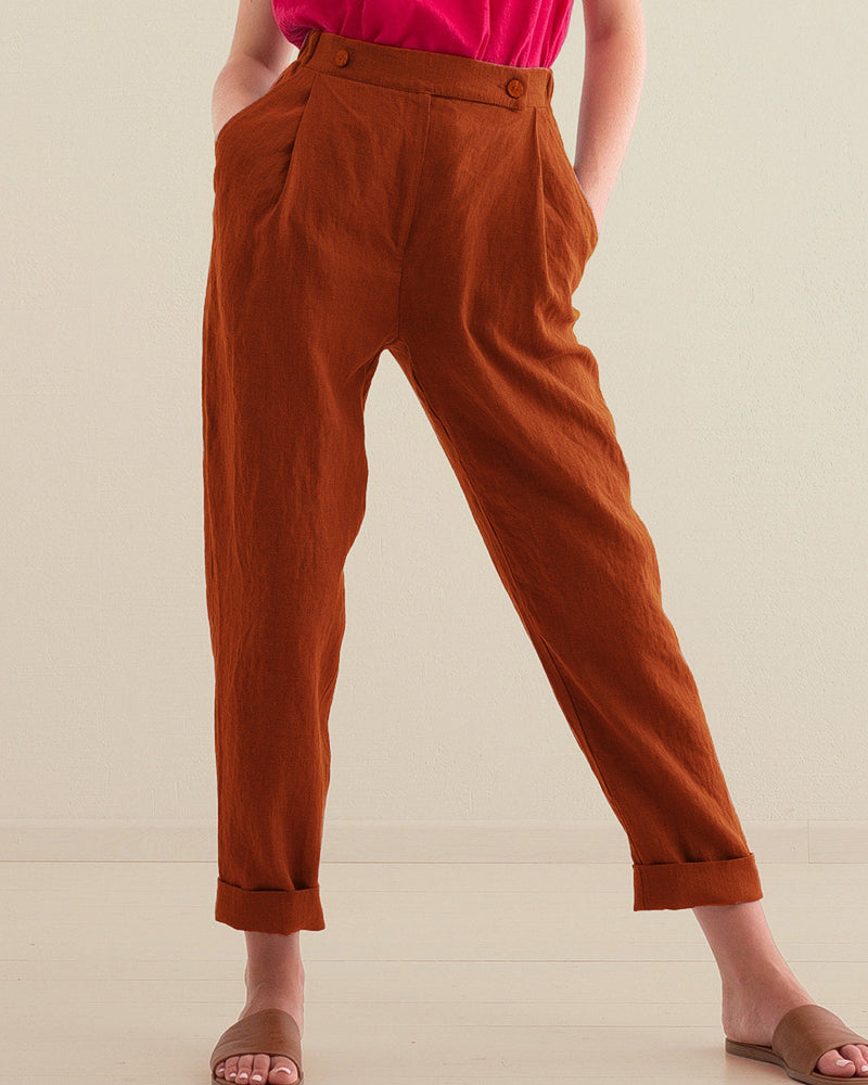 High-waisted rust-colored trousers with pockets, made of linen and cotton blend, casual style