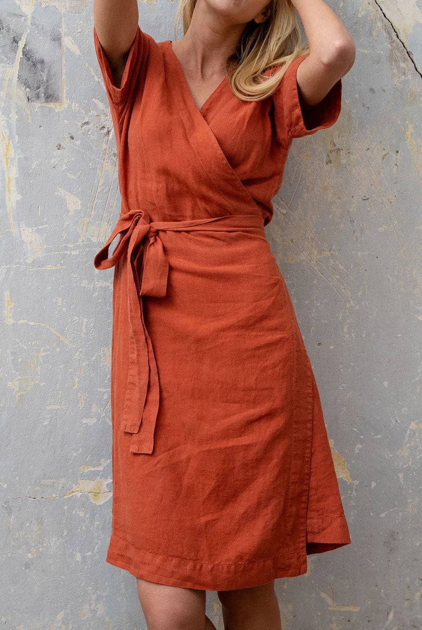 Rust-colored wrap dress with belt, made of linen and cotton, perfect for vacation or daily wear