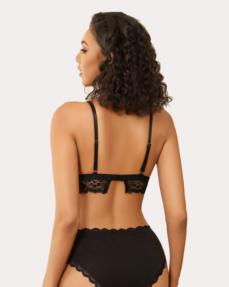 Black lace bralette and underwear set. Wireless, non-padded. Sexy lingerie with lace details.