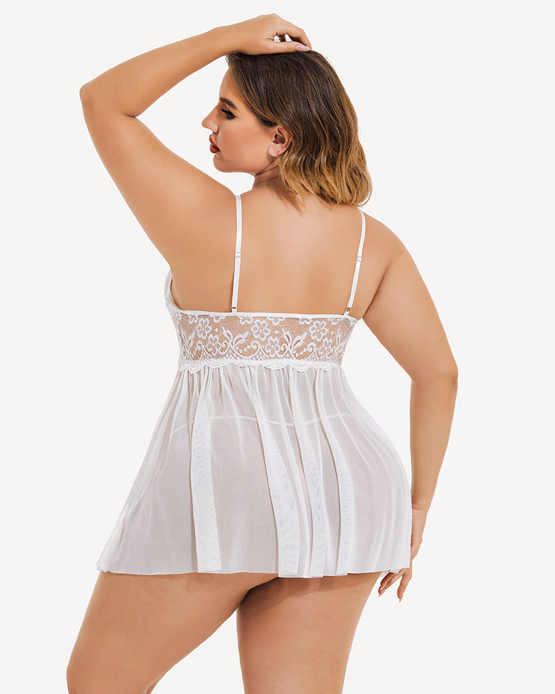 White plus size babydoll with lace, mesh skirt, and adjustable straps, sensual and stylish lingerie.