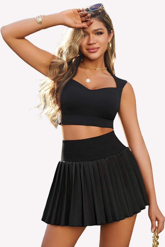 Black Y2k mini skirt with high waist and pleated design, perfect for both indoor and outdoor wear.