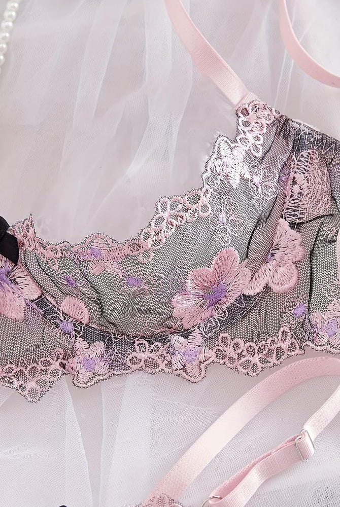 Lilac-pink embroidered underwire bra with floral lace trim and scalloped edges