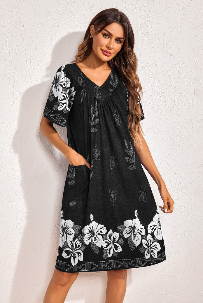 Floral print nightdress in black with white flowers, V-neck, short sleeves, side pockets