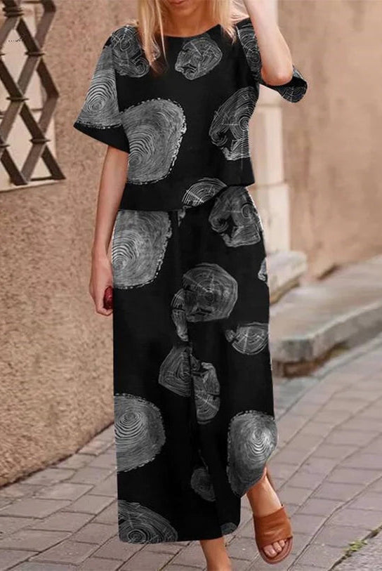 Black two-piece set with loose T-shirt and wide-leg pants, gray circular print