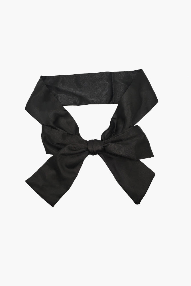 Black satin eye mask kit, adjustable for meditation, travel, or romantic use. Soft, elegant design.