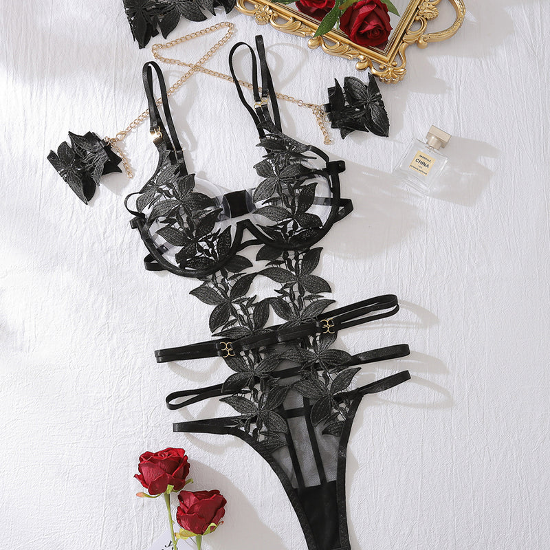 Bodys mit Blumenstickerei und Kettenarmband