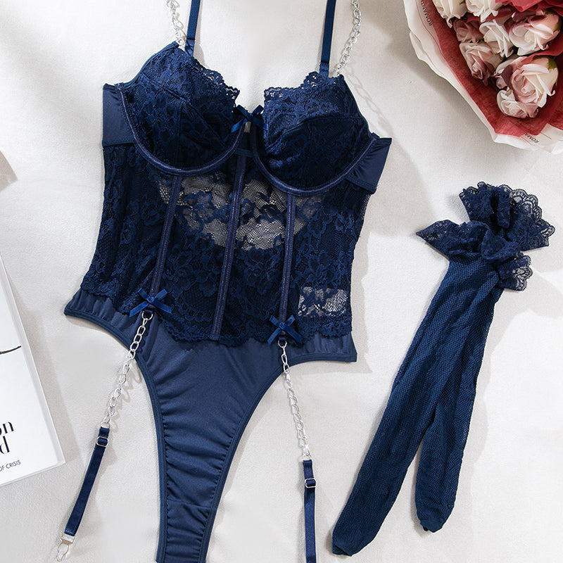 Bodysuits aus Kettenspitze mit Strümpfen