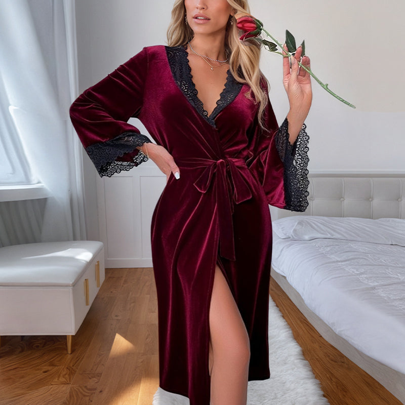 Vestaglia in raso con cintura e pizzo a contrasto