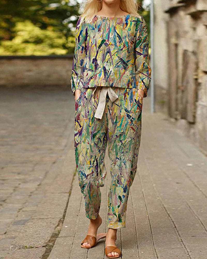 Women's two-piece print tracksuit. Abstract print, casual style, perfect for leisure and daily wear.