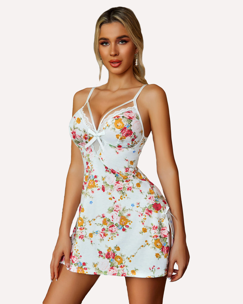 White floral babydoll chemise with lace details and side slits, for a confident and sexy look