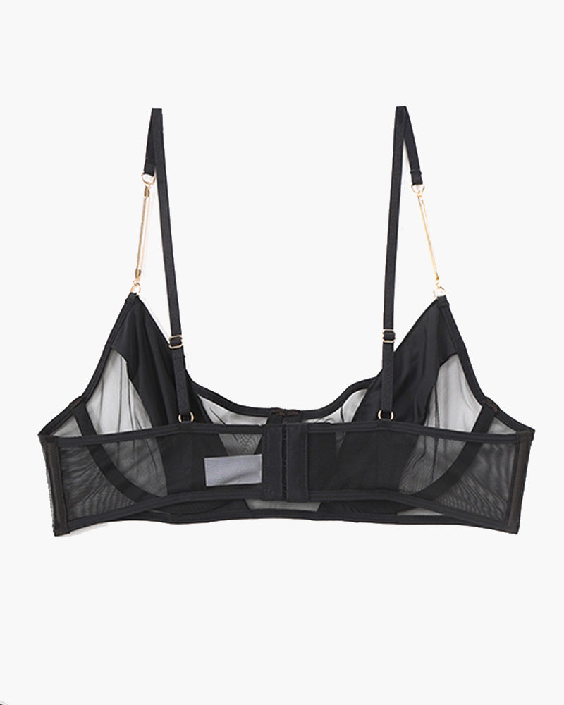 Black push-up chain bra, delicate lace details, sweet and seductive lingerie.