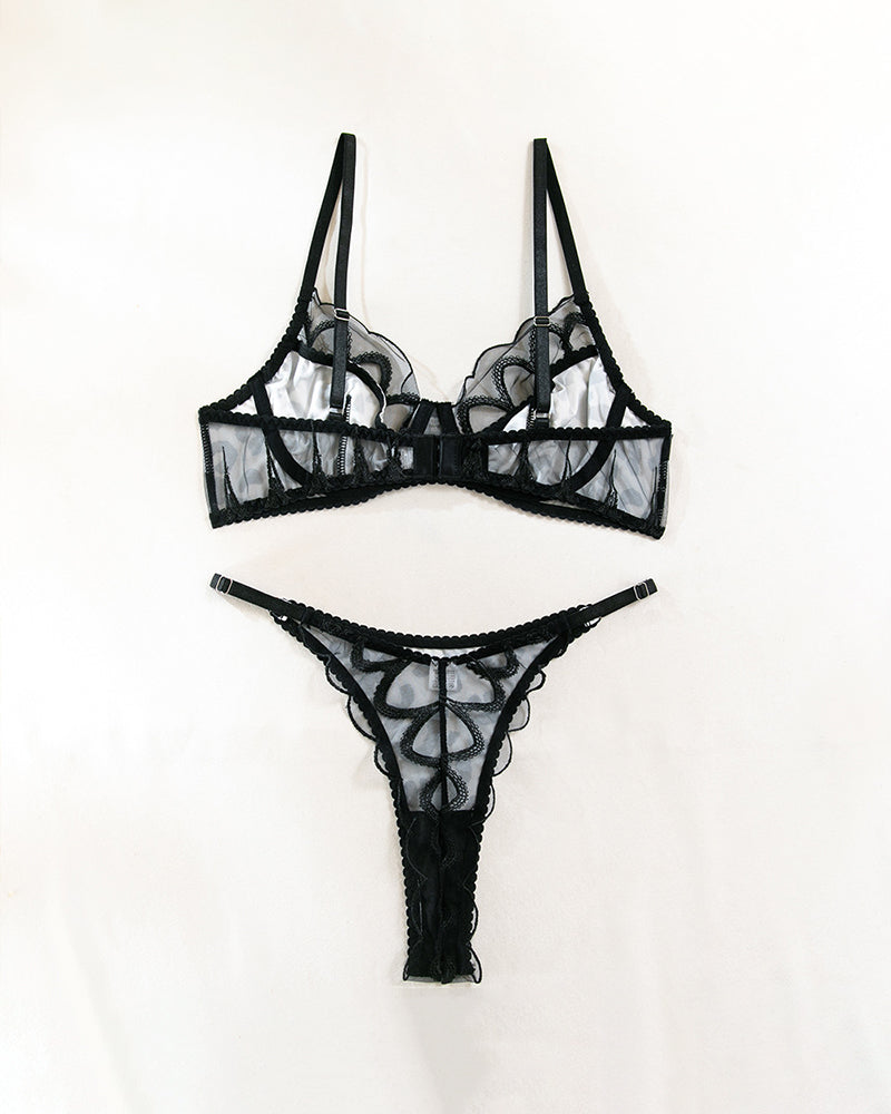 Black lace lingerie set with lace details, polyester and spandex, for a sexy and confident look.